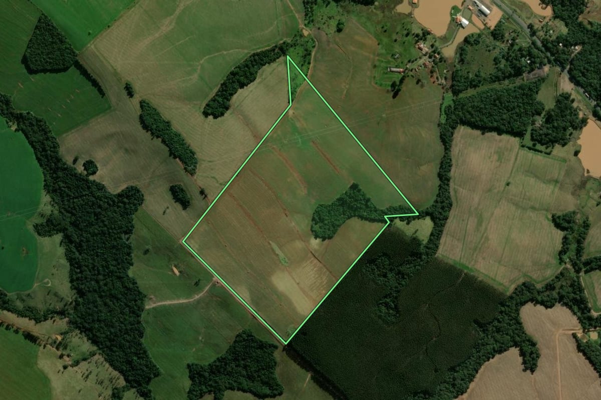 Imagem de satélite do imóvel rural em Ortigueira (PR), com o contorno declarado no CAR desenhado por cima.