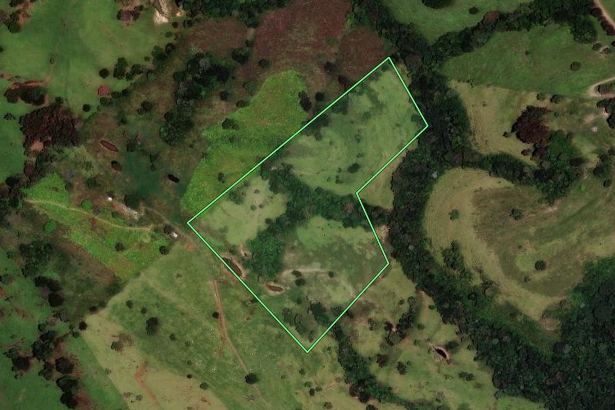 Imagem de satélite do imóvel rural em Ortigueira (PR), com o contorno declarado no CAR desenhado por cima.