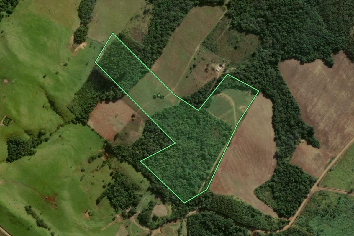 Imagem de satélite do imóvel rural em Ortigueira (PR), com o contorno declarado no CAR desenhado por cima.