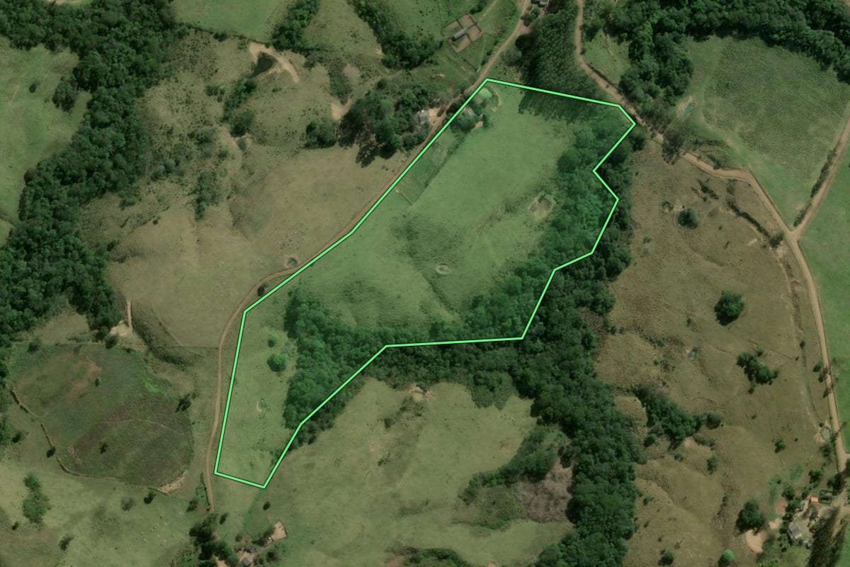 Imagem de satélite do imóvel rural em Ortigueira (PR), com o contorno declarado no CAR desenhado por cima.