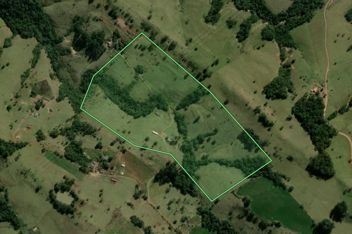Imagem de satélite do imóvel rural em Ortigueira (PR), com o contorno declarado no CAR desenhado por cima.