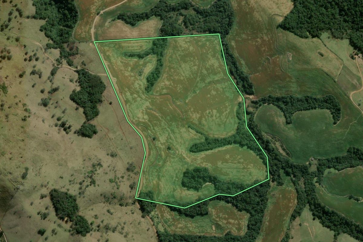 Imagem de satélite do imóvel rural em Ortigueira (PR), com o contorno declarado no CAR desenhado por cima.