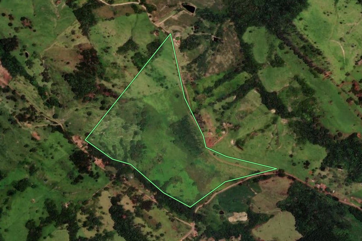 Imagem de satélite do imóvel rural em Ortigueira (PR), com o contorno declarado no CAR desenhado por cima.