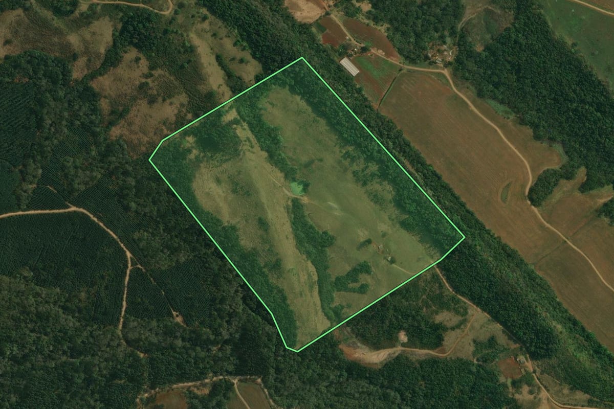 Imagem de satélite do imóvel rural em Ortigueira (PR), com o contorno declarado no CAR desenhado por cima.
