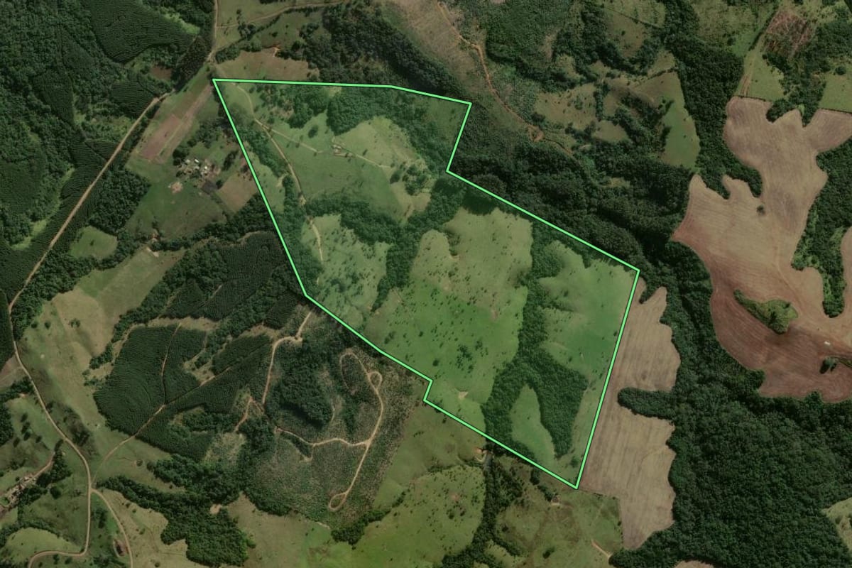 Imagem de satélite do imóvel rural em Ortigueira (PR), com o contorno declarado no CAR desenhado por cima.