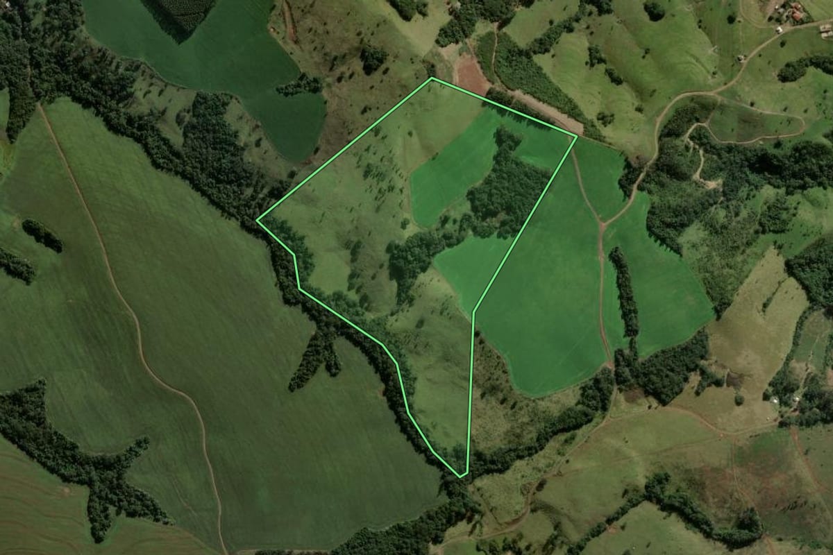 Imagem de satélite do imóvel rural em Ortigueira (PR), com o contorno declarado no CAR desenhado por cima.