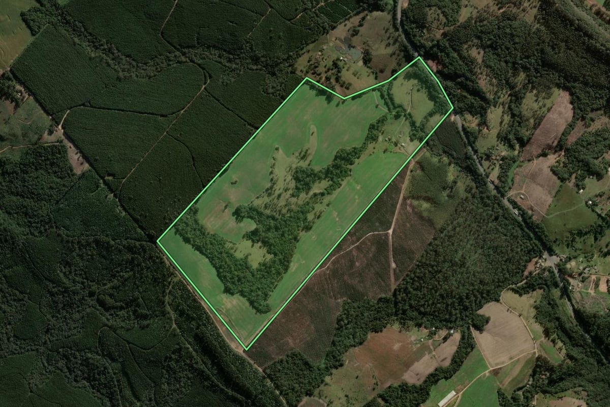 Imagem de satélite do imóvel rural em Ortigueira (PR), com o contorno declarado no CAR desenhado por cima.