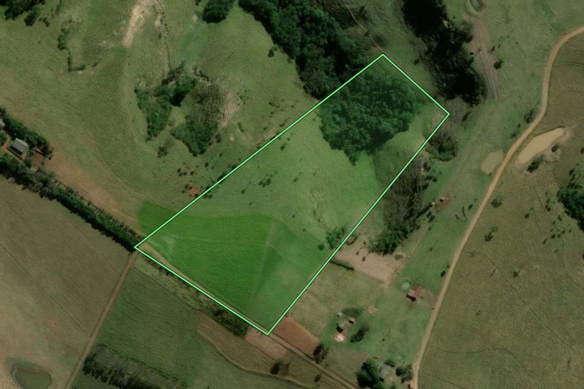 Imagem de satélite do imóvel rural em Ortigueira (PR), com o contorno declarado no CAR desenhado por cima.