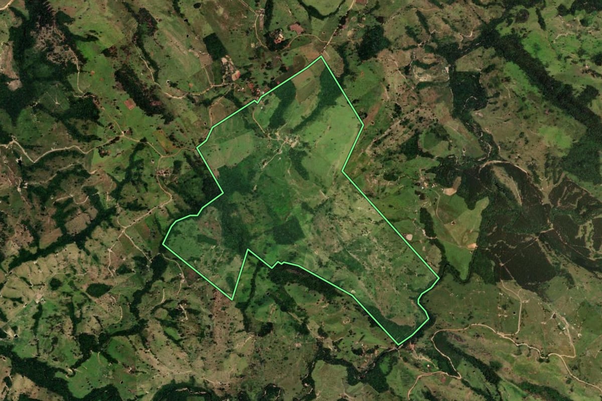 Imagem de satélite do imóvel rural em Ortigueira (PR), com o contorno declarado no CAR desenhado por cima.