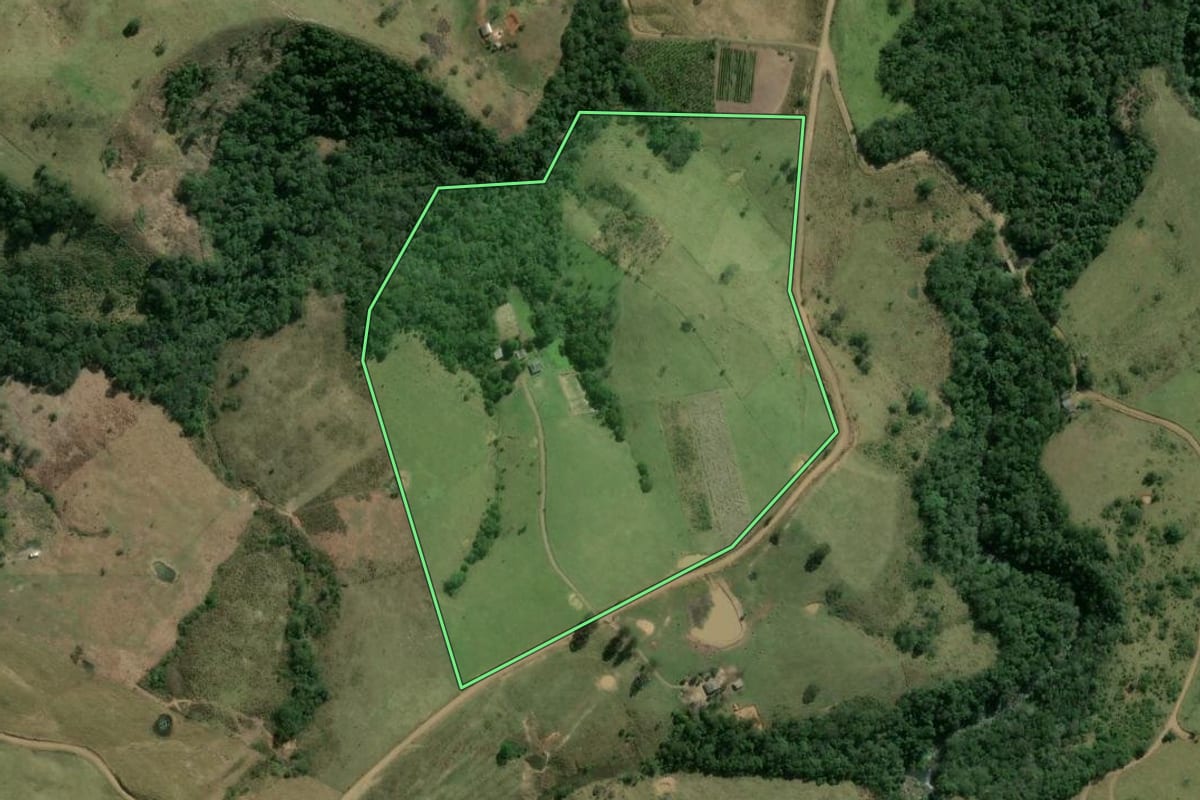 Imagem de satélite do imóvel rural em Ortigueira (PR), com o contorno declarado no CAR desenhado por cima.