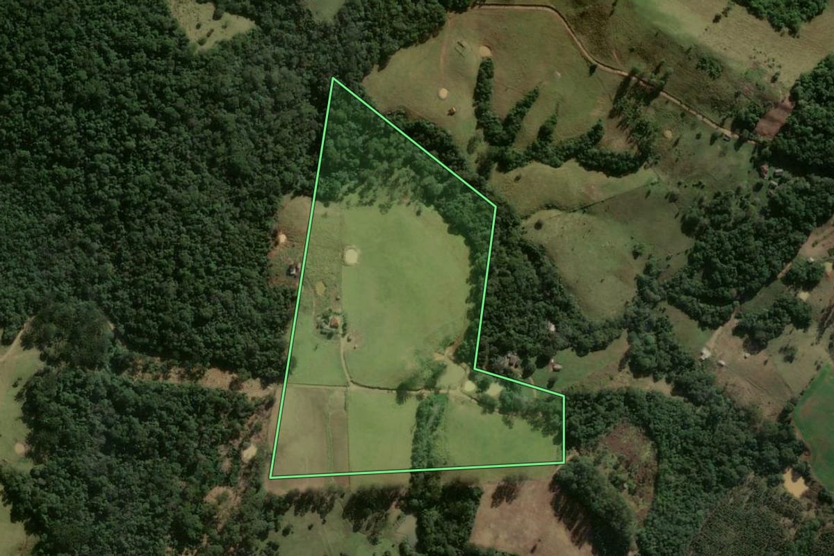 Imagem de satélite do imóvel rural em Ortigueira (PR), com o contorno declarado no CAR desenhado por cima.