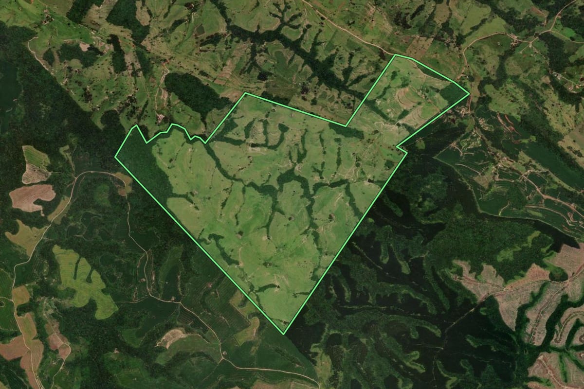 Imagem de satélite do imóvel rural em Ortigueira (PR), com o contorno declarado no CAR desenhado por cima.