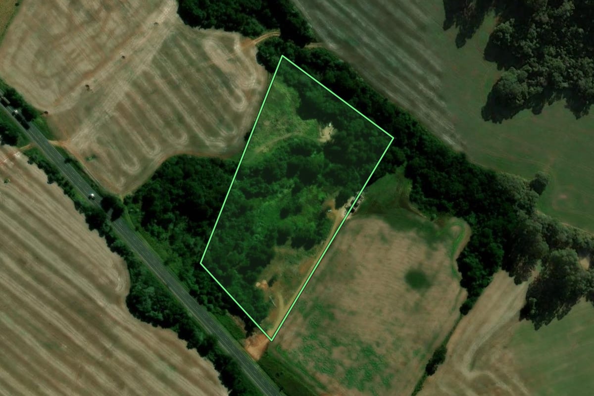 Imagem de satélite do imóvel rural em Ortigueira (PR), com o contorno declarado no CAR desenhado por cima.
