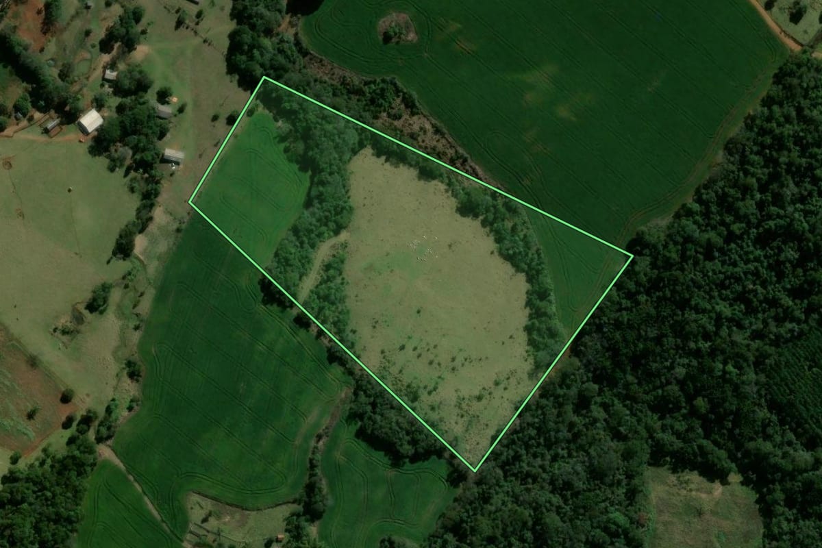 Imagem de satélite do imóvel rural em Ortigueira (PR), com o contorno declarado no CAR desenhado por cima.
