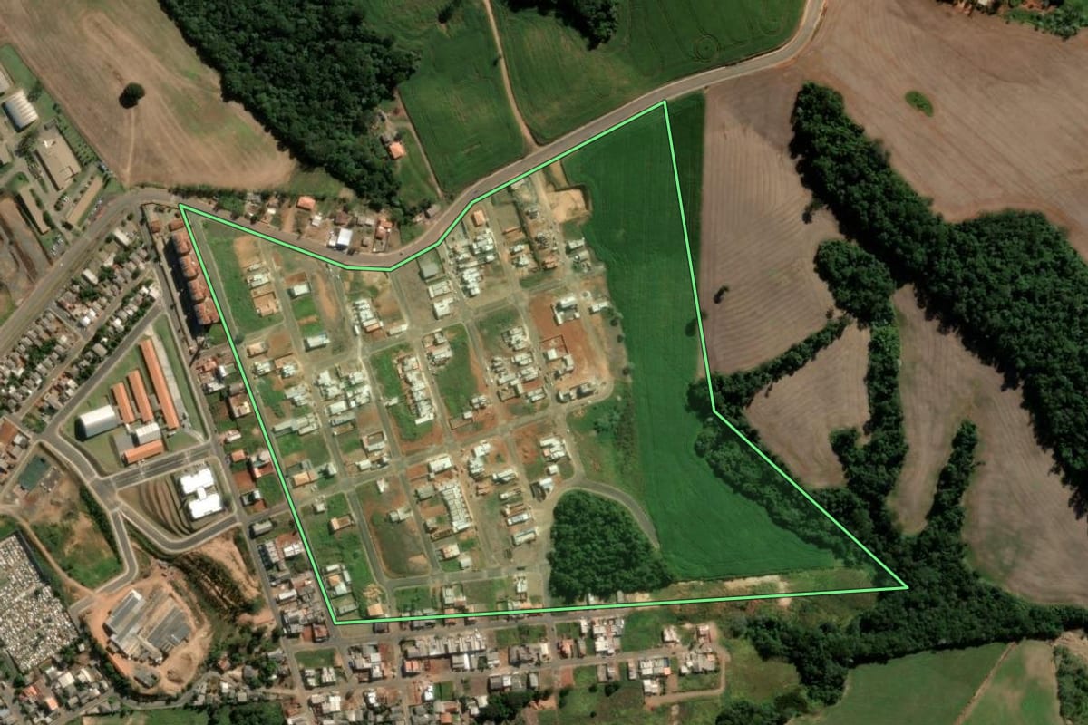 Imagem de satélite do imóvel rural em Ortigueira (PR), com o contorno declarado no CAR desenhado por cima.