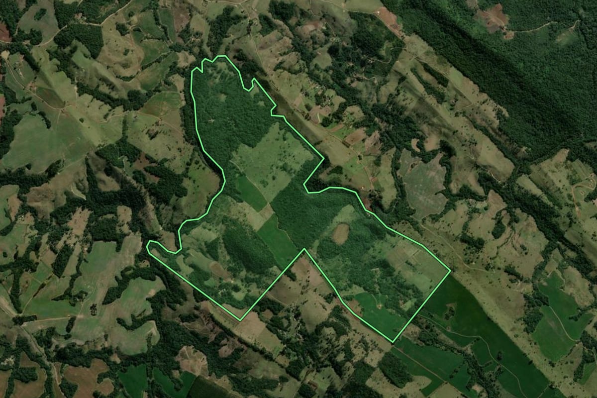 Imagem de satélite do imóvel rural em Ortigueira (PR), com o contorno declarado no CAR desenhado por cima.