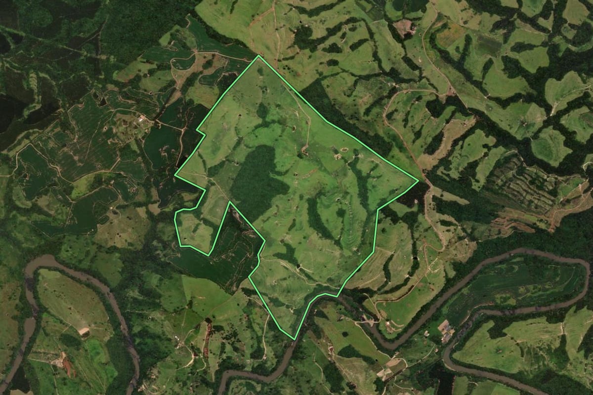 Imagem de satélite do imóvel rural em Ortigueira (PR), com o contorno declarado no CAR desenhado por cima.