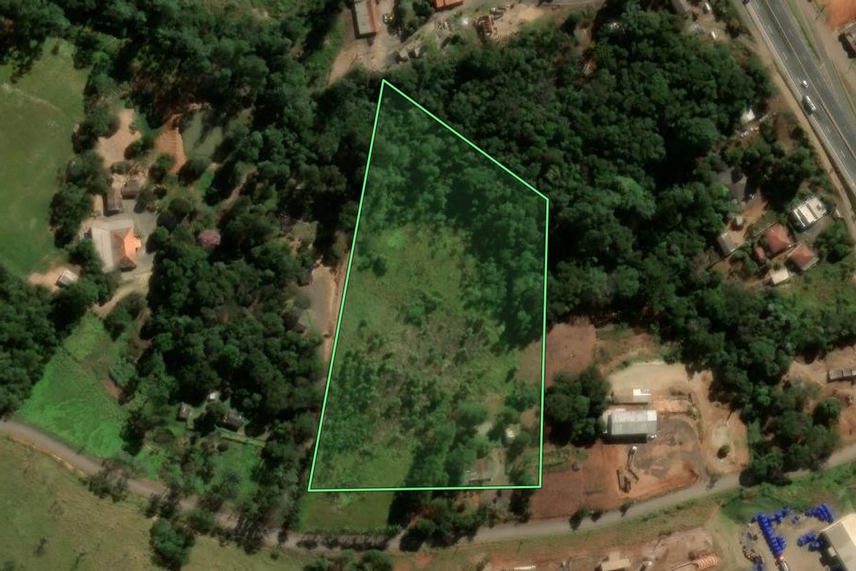 Imagem de satélite do imóvel rural em Ortigueira (PR), com o contorno declarado no CAR desenhado por cima.