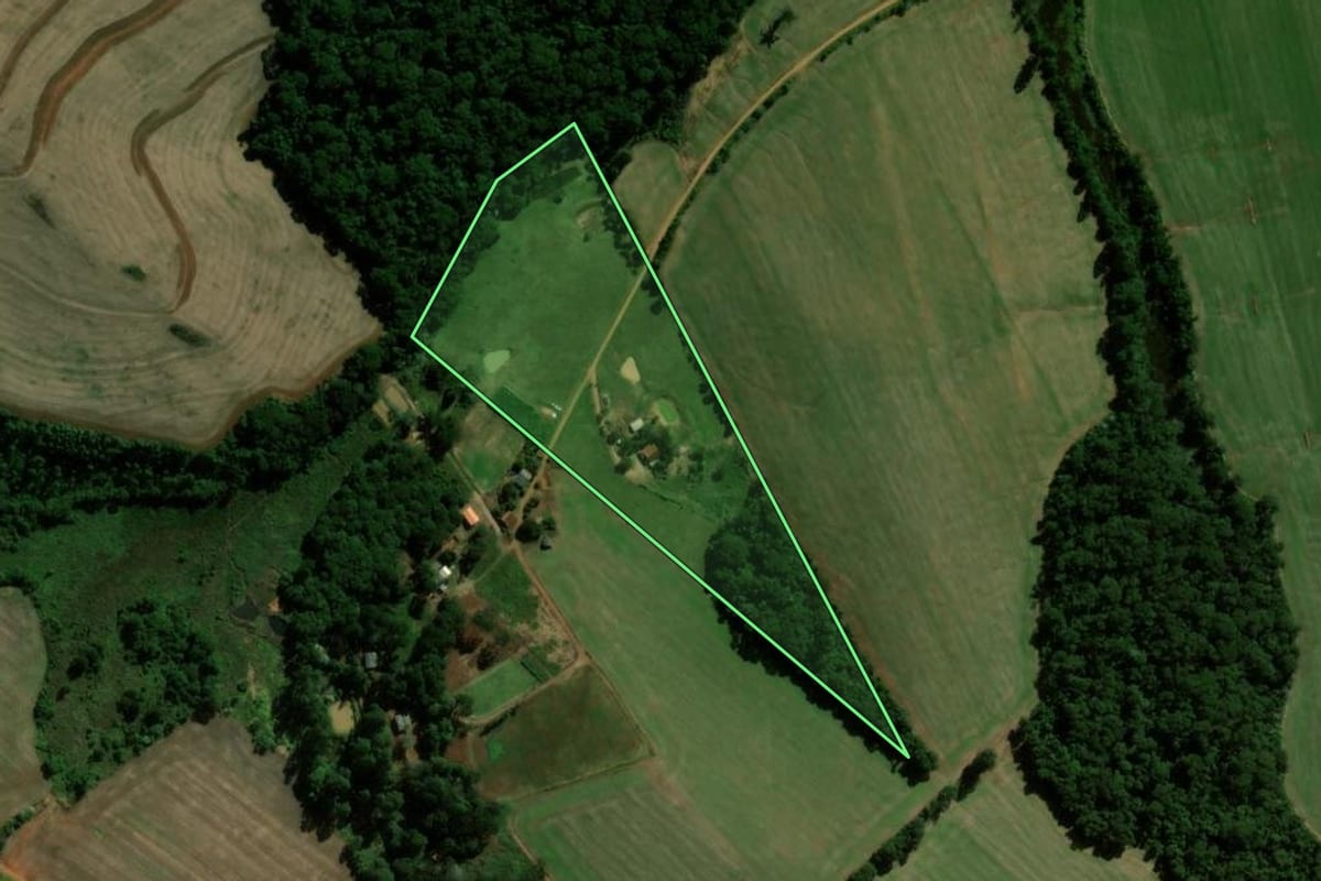 Imagem de satélite do imóvel rural em Ortigueira (PR), com o contorno declarado no CAR desenhado por cima.