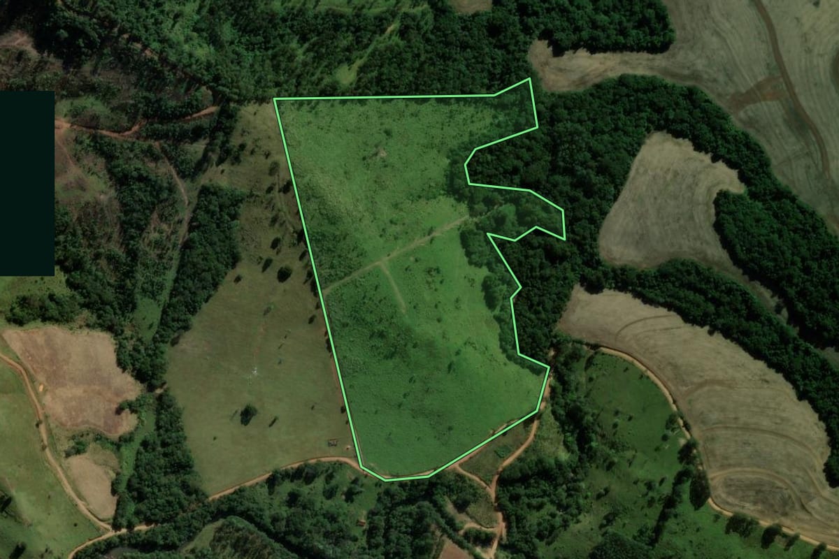 Imagem de satélite do imóvel rural em Ortigueira (PR), com o contorno declarado no CAR desenhado por cima.