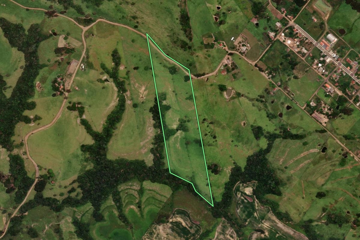 Imagem de satélite do imóvel rural em Ortigueira (PR), com o contorno declarado no CAR desenhado por cima.