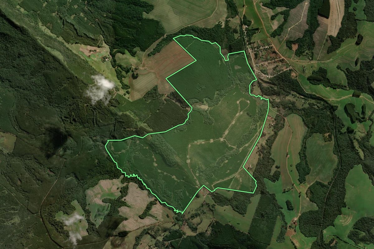 Imagem de satélite do imóvel rural em Ortigueira (PR), com o contorno declarado no CAR desenhado por cima.