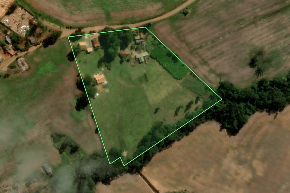 Imagem de satélite do imóvel rural em Ortigueira (PR), com o contorno declarado no CAR desenhado por cima.