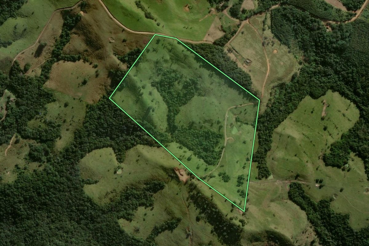 Imagem de satélite do imóvel rural em Ortigueira (PR), com o contorno declarado no CAR desenhado por cima.