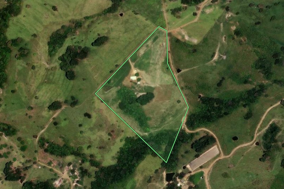 Imagem de satélite do imóvel rural em Ortigueira (PR), com o contorno declarado no CAR desenhado por cima.