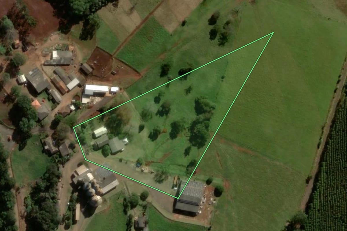 Imagem de satélite do imóvel rural em Ortigueira (PR), com o contorno declarado no CAR desenhado por cima.