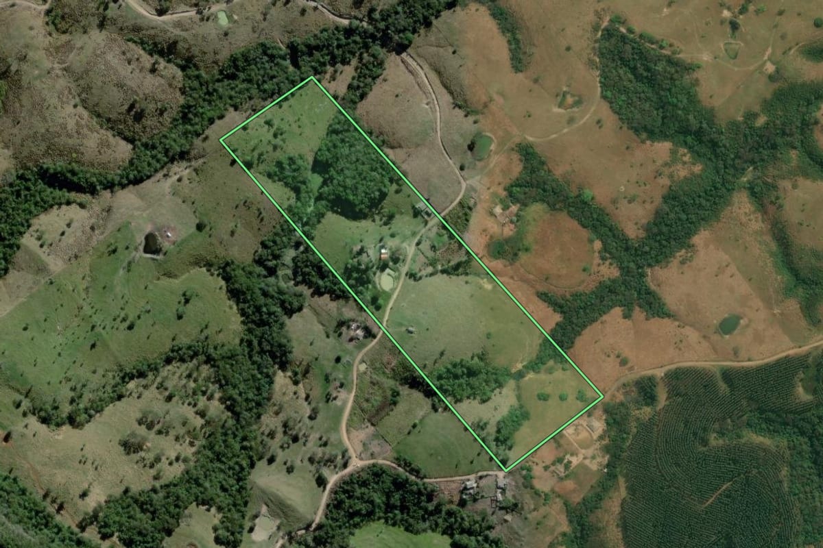 Imagem de satélite do imóvel rural em Ortigueira (PR), com o contorno declarado no CAR desenhado por cima.
