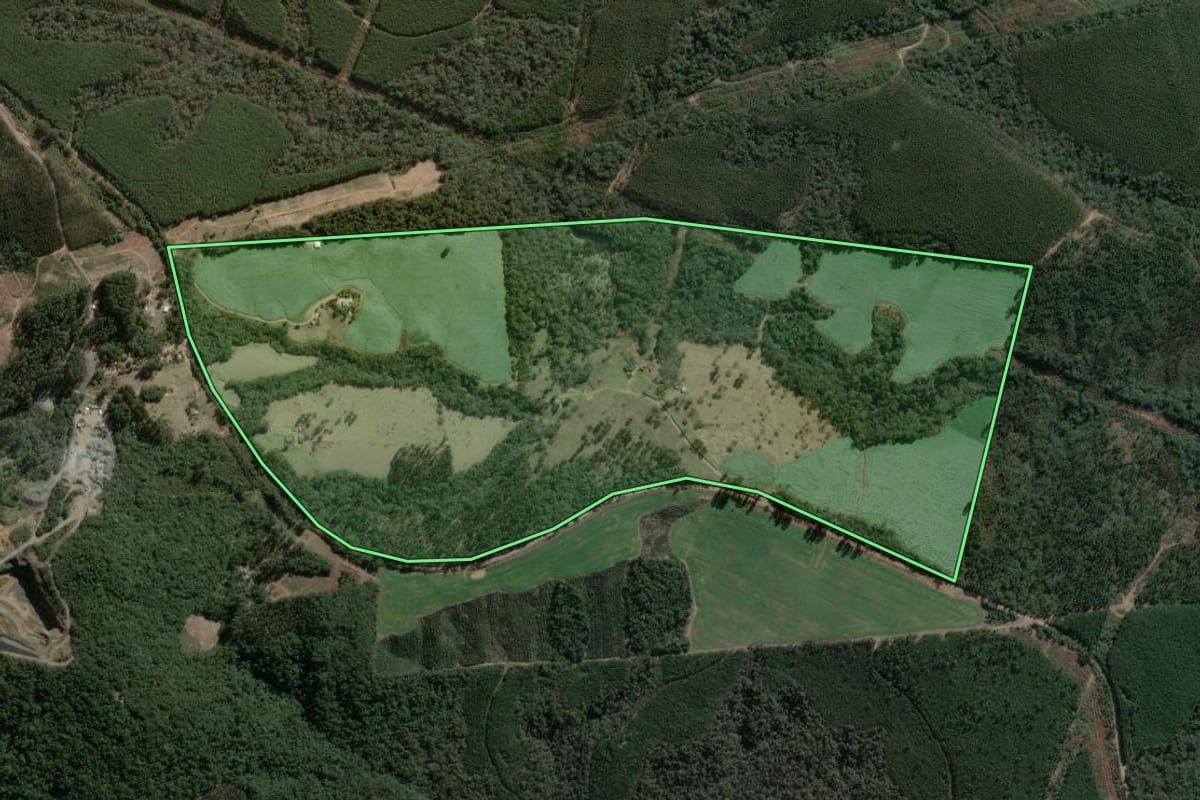 Imagem de satélite do imóvel rural em Ortigueira (PR), com o contorno declarado no CAR desenhado por cima.