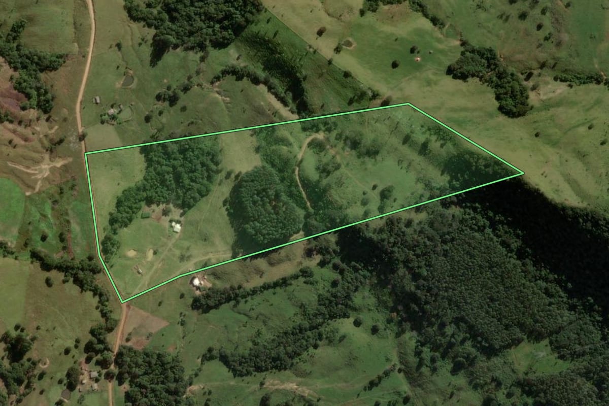 Imagem de satélite do imóvel rural em Ortigueira (PR), com o contorno declarado no CAR desenhado por cima.