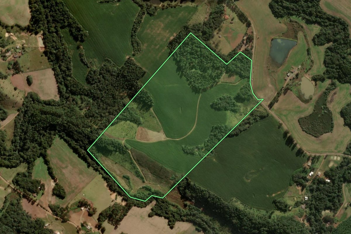 Imagem de satélite do imóvel rural em Ortigueira (PR), com o contorno declarado no CAR desenhado por cima.