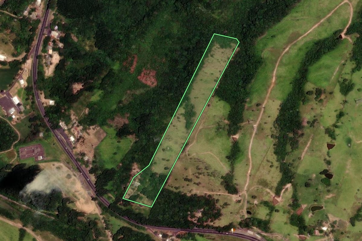 Imagem de satélite do imóvel rural em Ortigueira (PR), com o contorno declarado no CAR desenhado por cima.