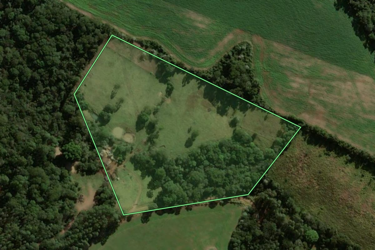 Imagem de satélite do imóvel rural em Ortigueira (PR), com o contorno declarado no CAR desenhado por cima.