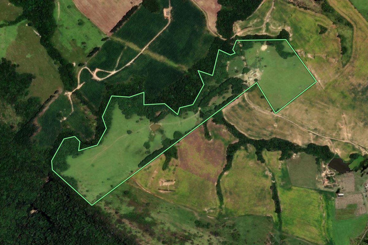 Imagem de satélite do imóvel rural em Ortigueira (PR), com o contorno declarado no CAR desenhado por cima.