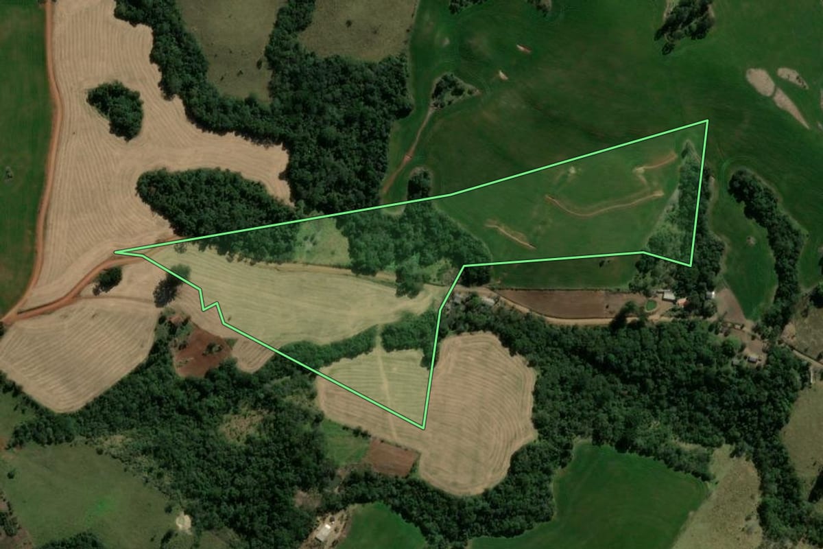 Imagem de satélite do imóvel rural em Ortigueira (PR), com o contorno declarado no CAR desenhado por cima.