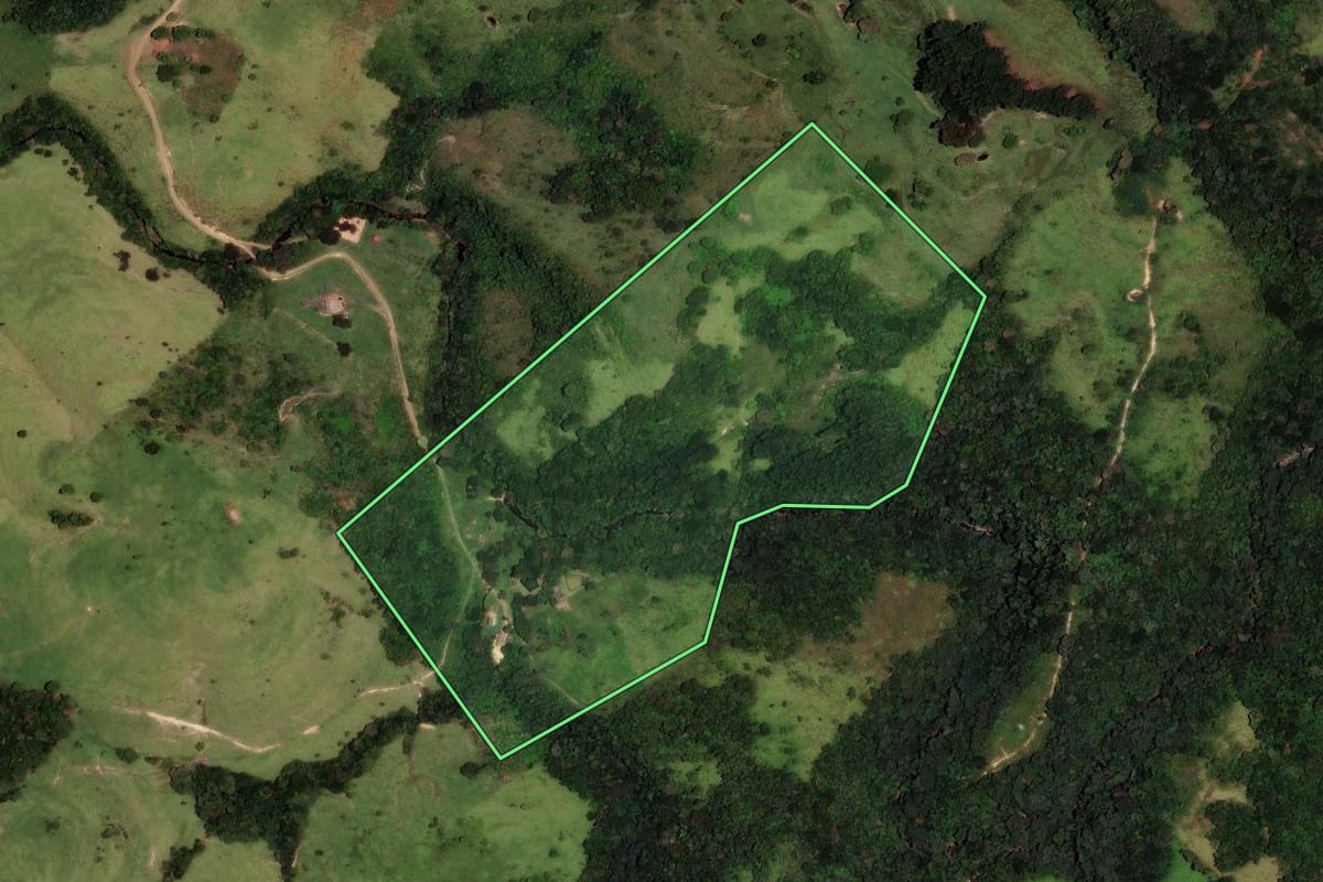Imagem de satélite do imóvel rural em Ortigueira (PR), com o contorno declarado no CAR desenhado por cima.