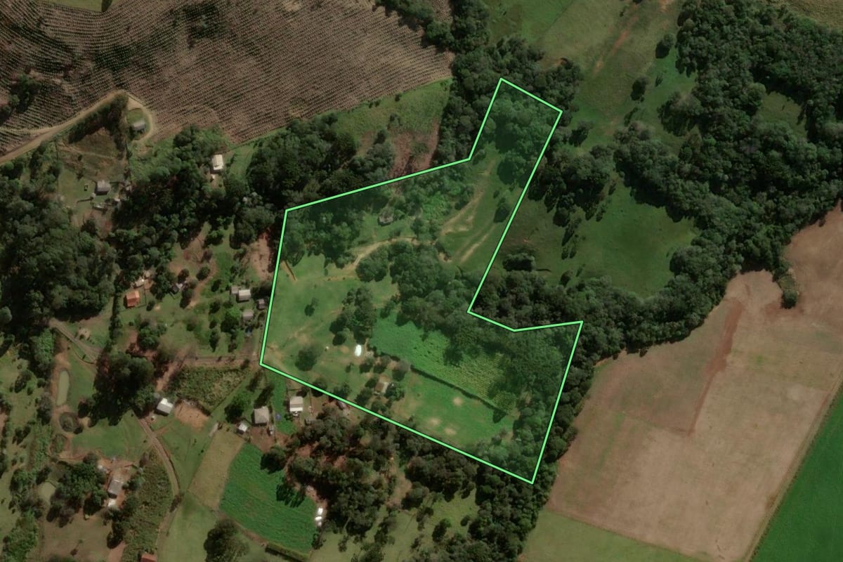 Imagem de satélite do imóvel rural em Ortigueira (PR), com o contorno declarado no CAR desenhado por cima.
