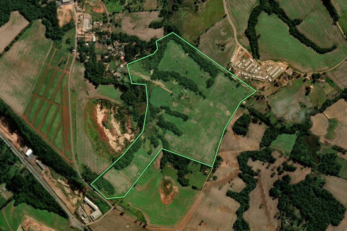 Imagem de satélite do imóvel rural em Ortigueira (PR), com o contorno declarado no CAR desenhado por cima.