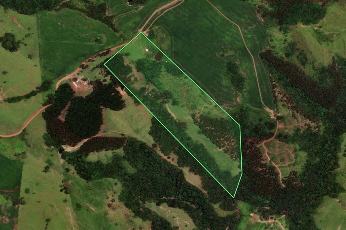 Imagem de satélite do imóvel rural em Ortigueira (PR), com o contorno declarado no CAR desenhado por cima.