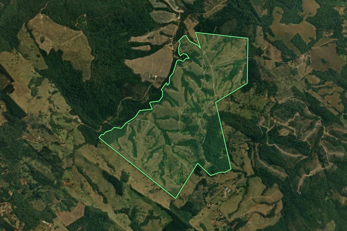 Imagem de satélite do imóvel rural em Ortigueira (PR), com o contorno declarado no CAR desenhado por cima.