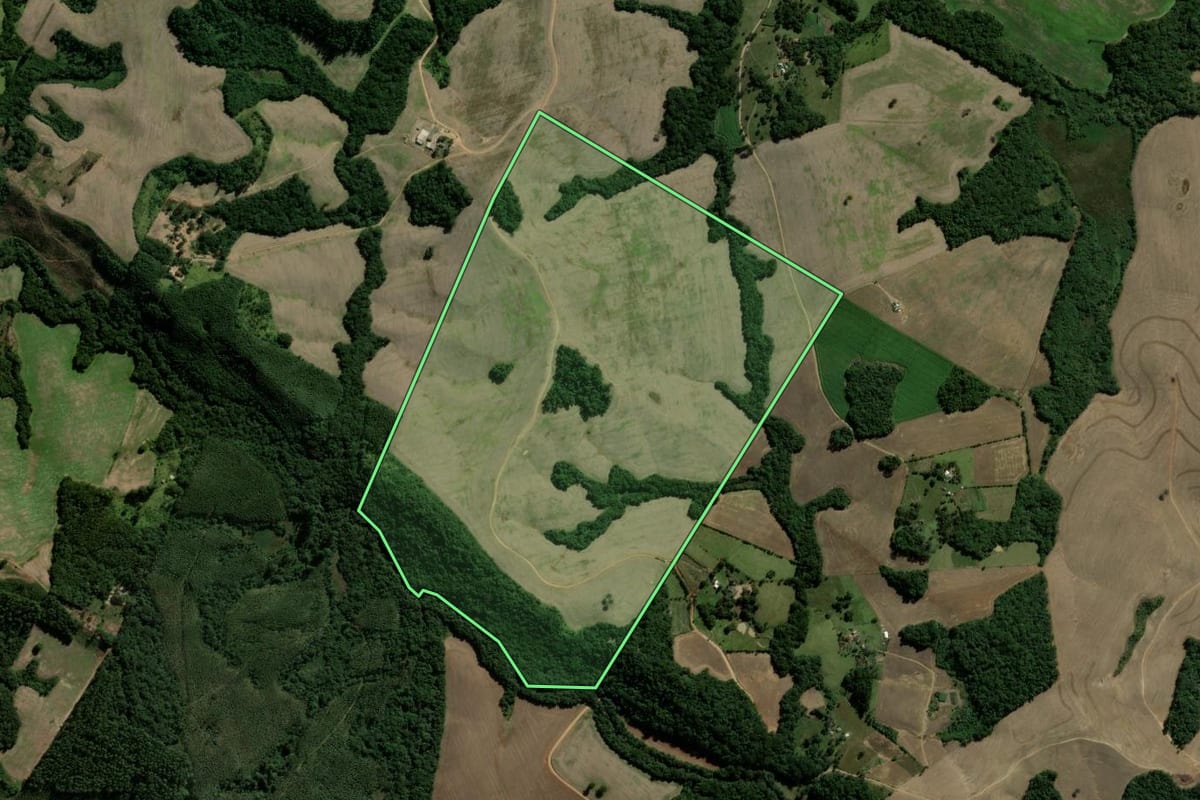 Imagem de satélite do imóvel rural em Ortigueira (PR), com o contorno declarado no CAR desenhado por cima.