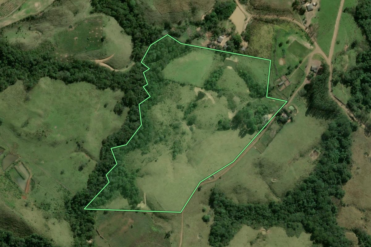 Imagem de satélite do imóvel rural em Ortigueira (PR), com o contorno declarado no CAR desenhado por cima.