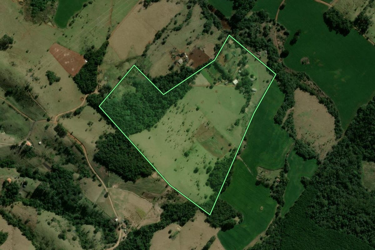 Imagem de satélite do imóvel rural em Ortigueira (PR), com o contorno declarado no CAR desenhado por cima.