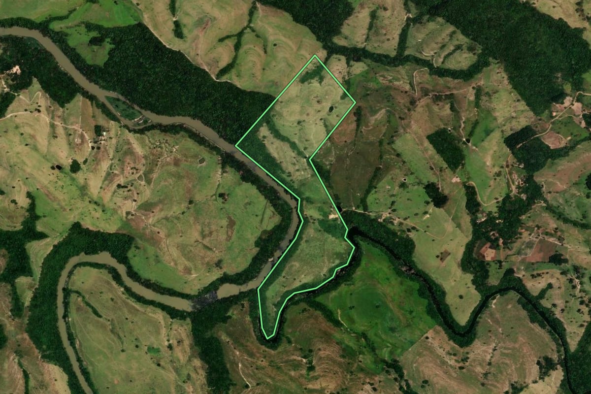 Imagem de satélite do imóvel rural em Ortigueira (PR), com o contorno declarado no CAR desenhado por cima.