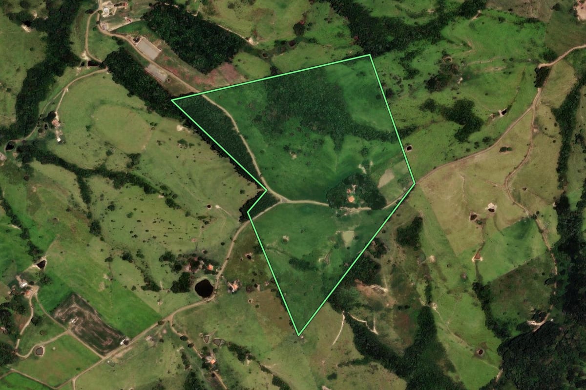 Imagem de satélite do imóvel rural em Ortigueira (PR), com o contorno declarado no CAR desenhado por cima.