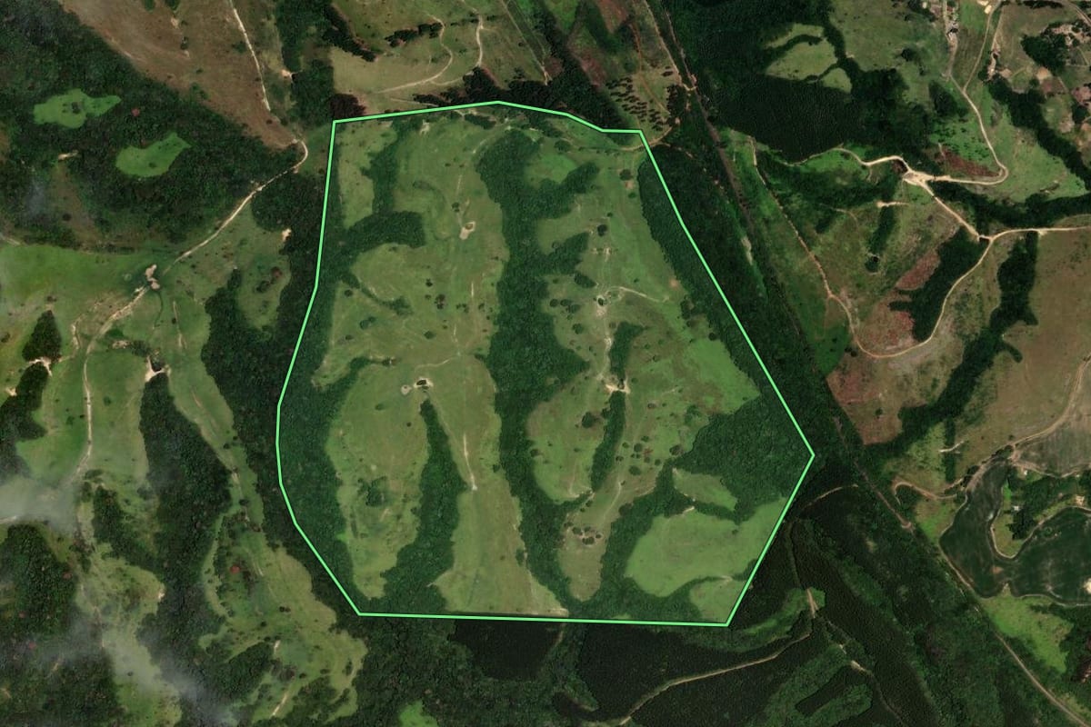 Imagem de satélite do imóvel rural em Ortigueira (PR), com o contorno declarado no CAR desenhado por cima.