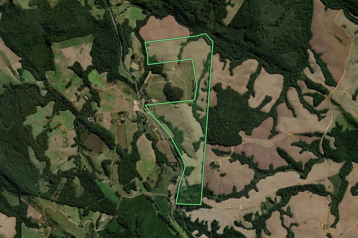 Imagem de satélite do imóvel rural em Ortigueira (PR), com o contorno declarado no CAR desenhado por cima.